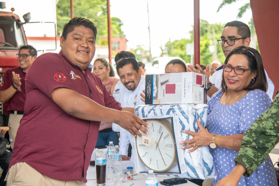 Gobierno de Tuxpan felicitó e hizo un reconocimiento a los bomberos