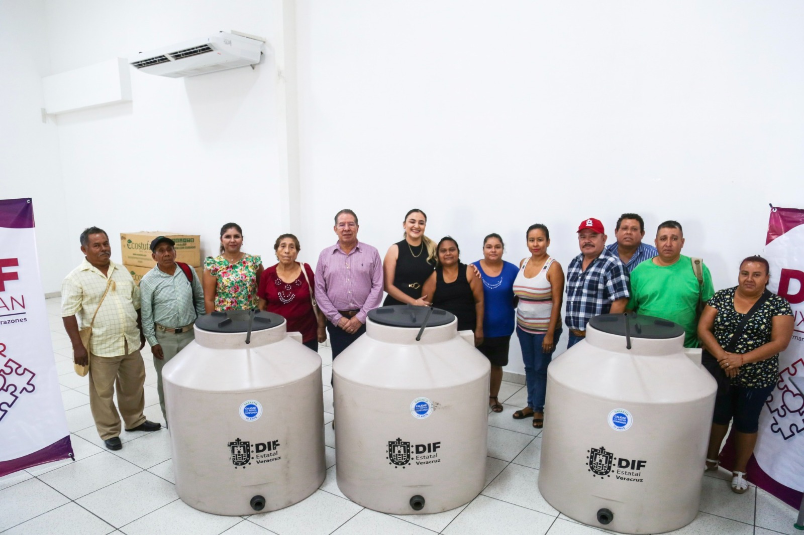 Ayuntamiento y DIF Tuxpan entregaron tinacos, cocinas ecológicas, refrigeradores y paquetes de láminas, a 140 familias de colonias y comunidades
