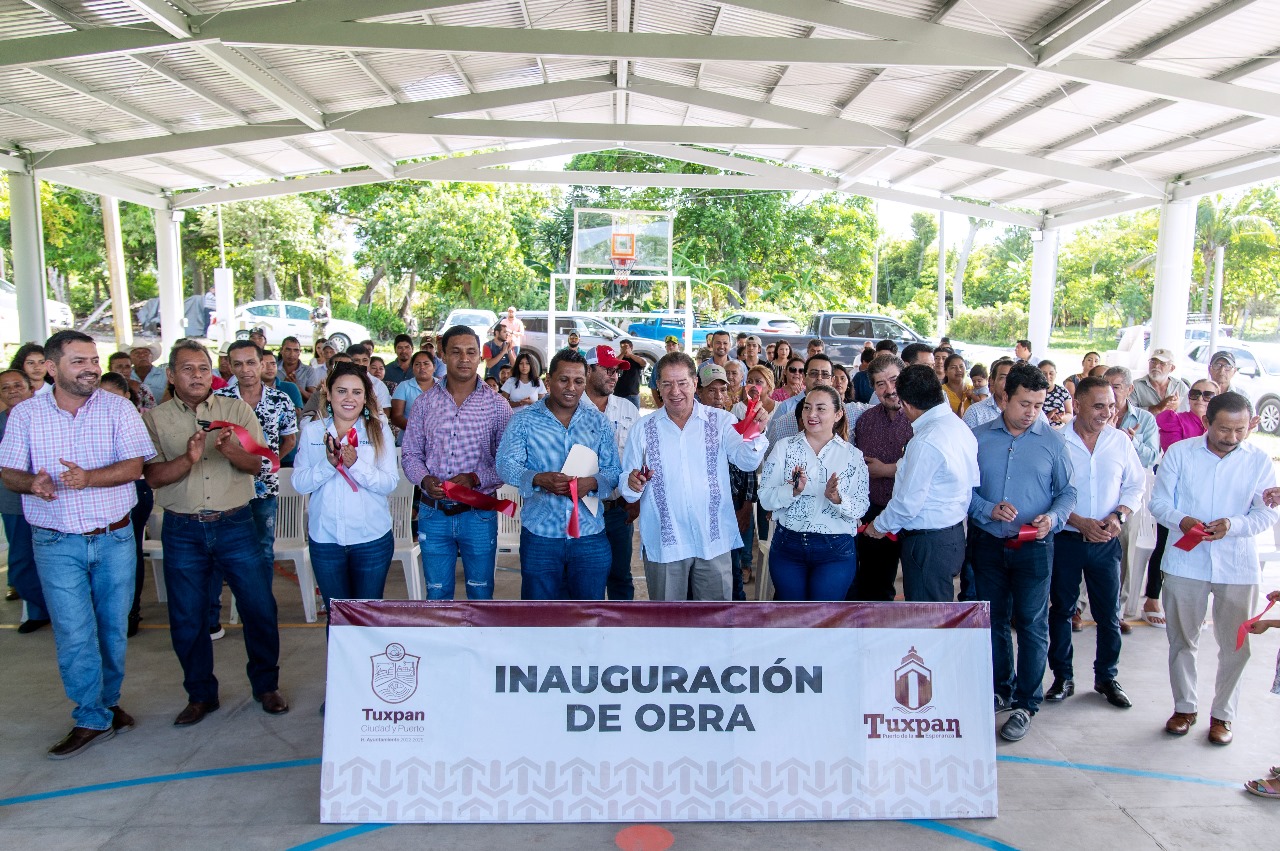Tuxpan: Gobierno Municipal entrega nueva cancha techada a familias de la comunidad Baltazar