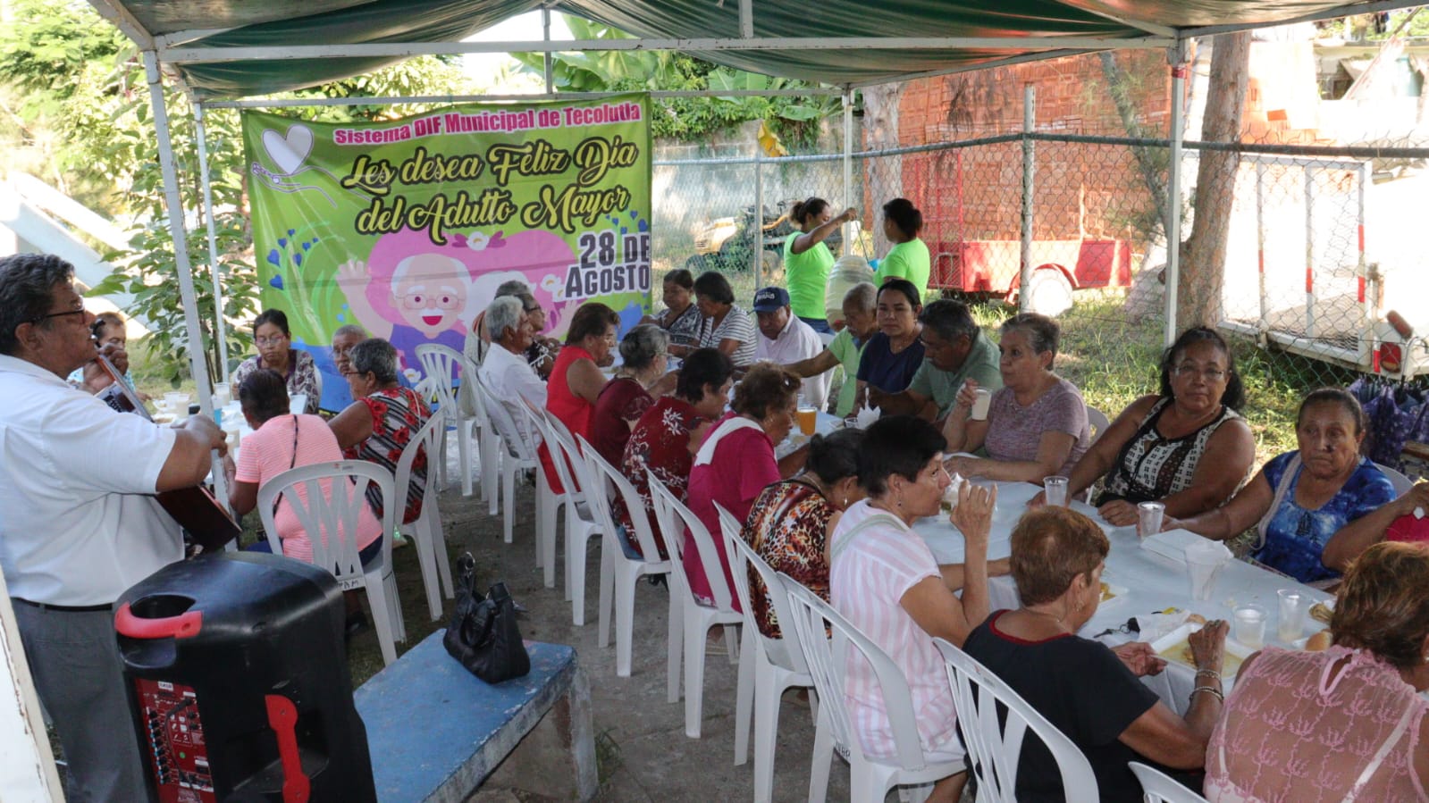 Tecolutla: Convivió con los adultos mayores