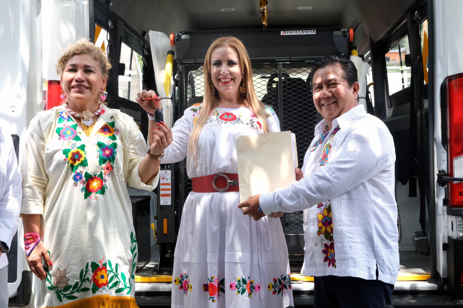 Entrega en Comodato de Vehículo Adaptado para Personas con Discapacidad en Papantla