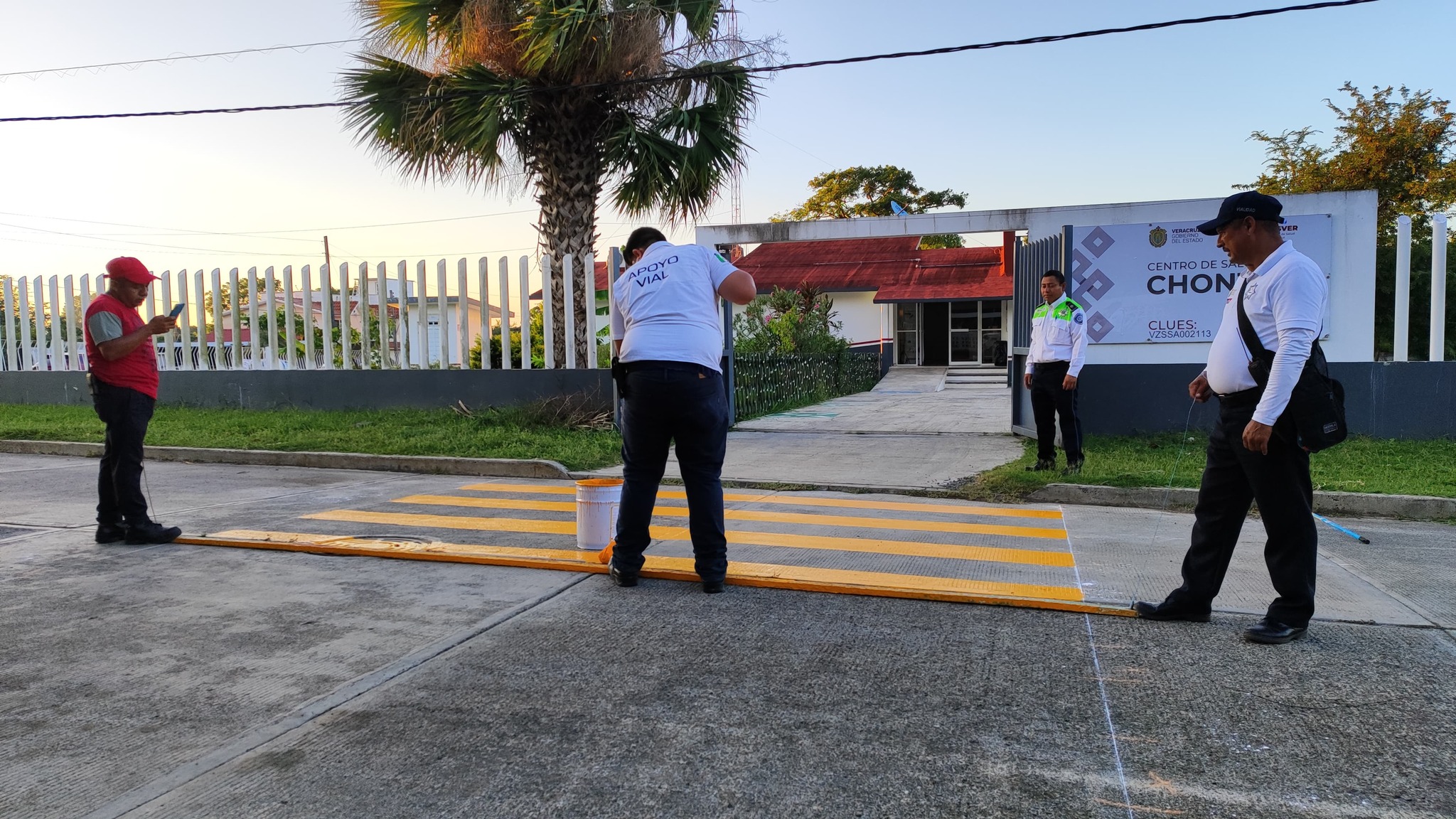 Inician trabajos de señalización vial en diversas calles de Chontla