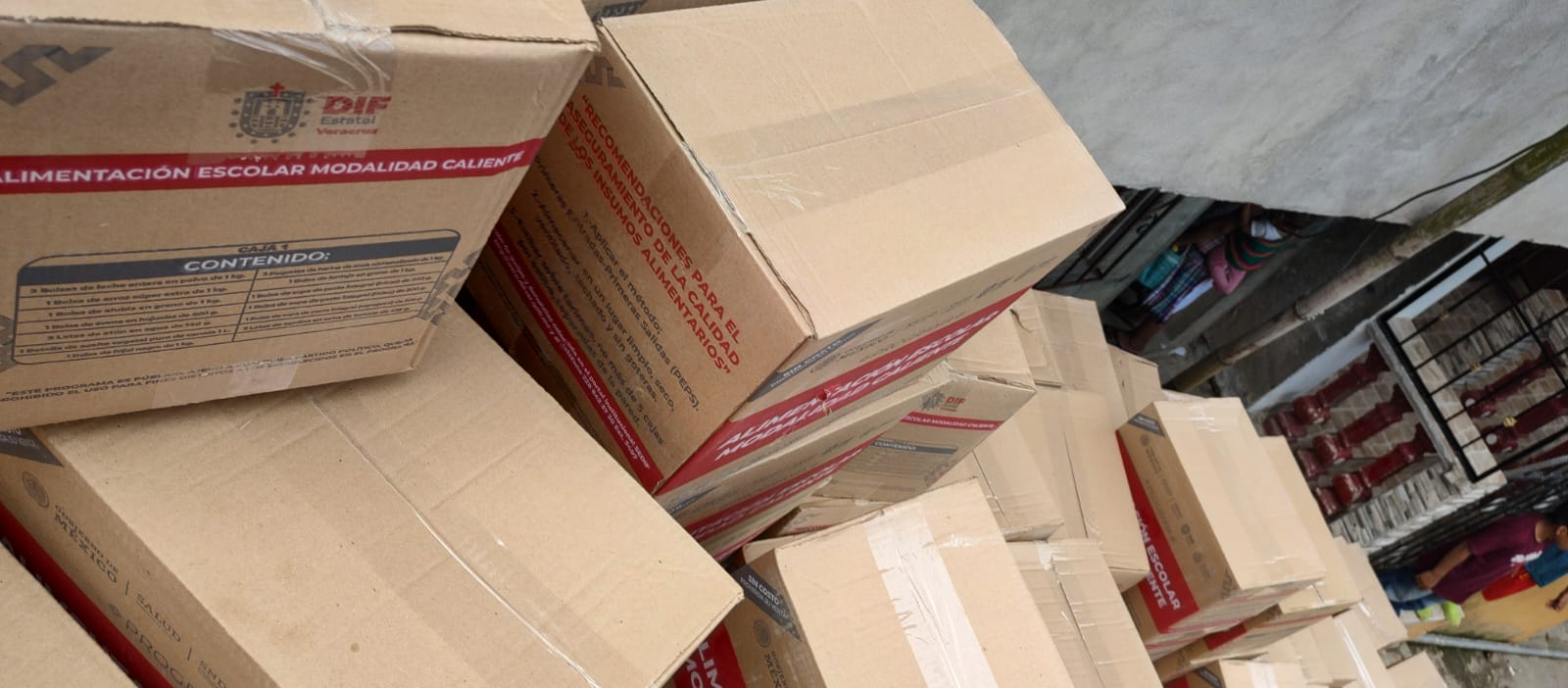 Continúa la entrega de despensas escolares para desayunos calientes en el municipio de Filomeno Mata