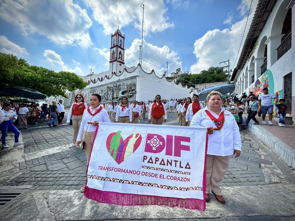 Desfile en el 213 Aniversario de la Independencia en Papantla