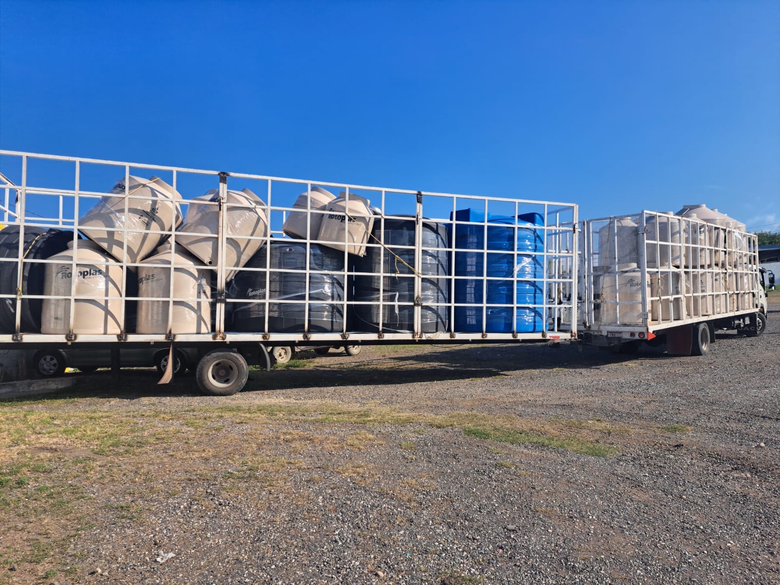 Entrega de Rotoplas y Cisternas a Beneficiarios en Ozuluama