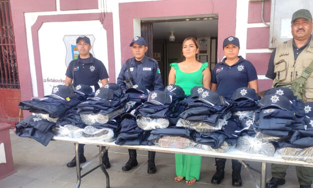 Tempoal: Entrega de Uniformes al Cuerpo Policiaco