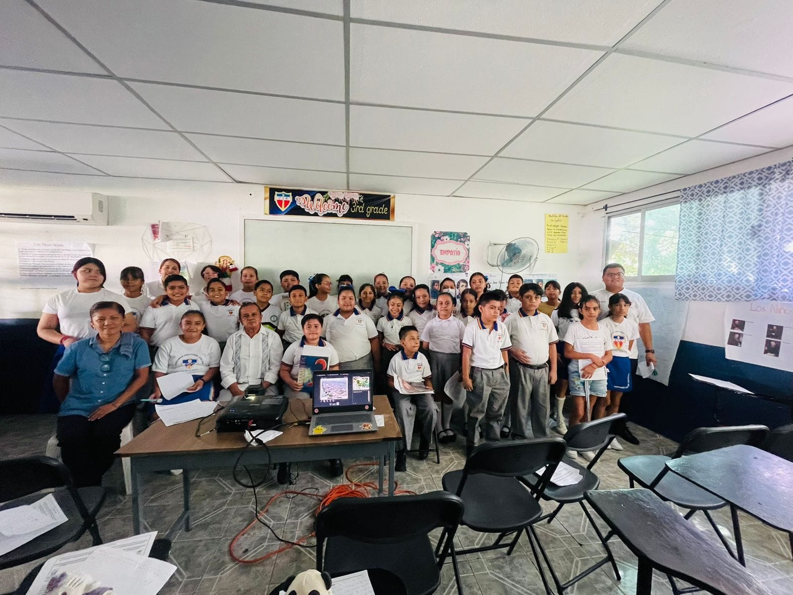 Alumnos del Colegio Cristóbal Colón Aprenden sobre Martínez de la Torre