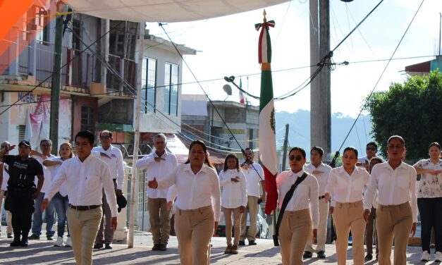 Inician las actividades de la semana en el H. Ayuntamiento de Tepetzintla con Honores a la Bandera