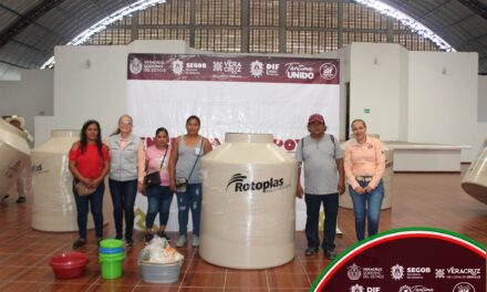 TANTIMA: ENTREGA DE TINACO Y PREMIOS PARA LOTERÍA A LA ESCUELA MIGUEL HIDALGO