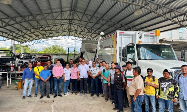 Martínez de la Torre: Rodrigo Calderón entrega nuevo camión compactador a Limpia Pública