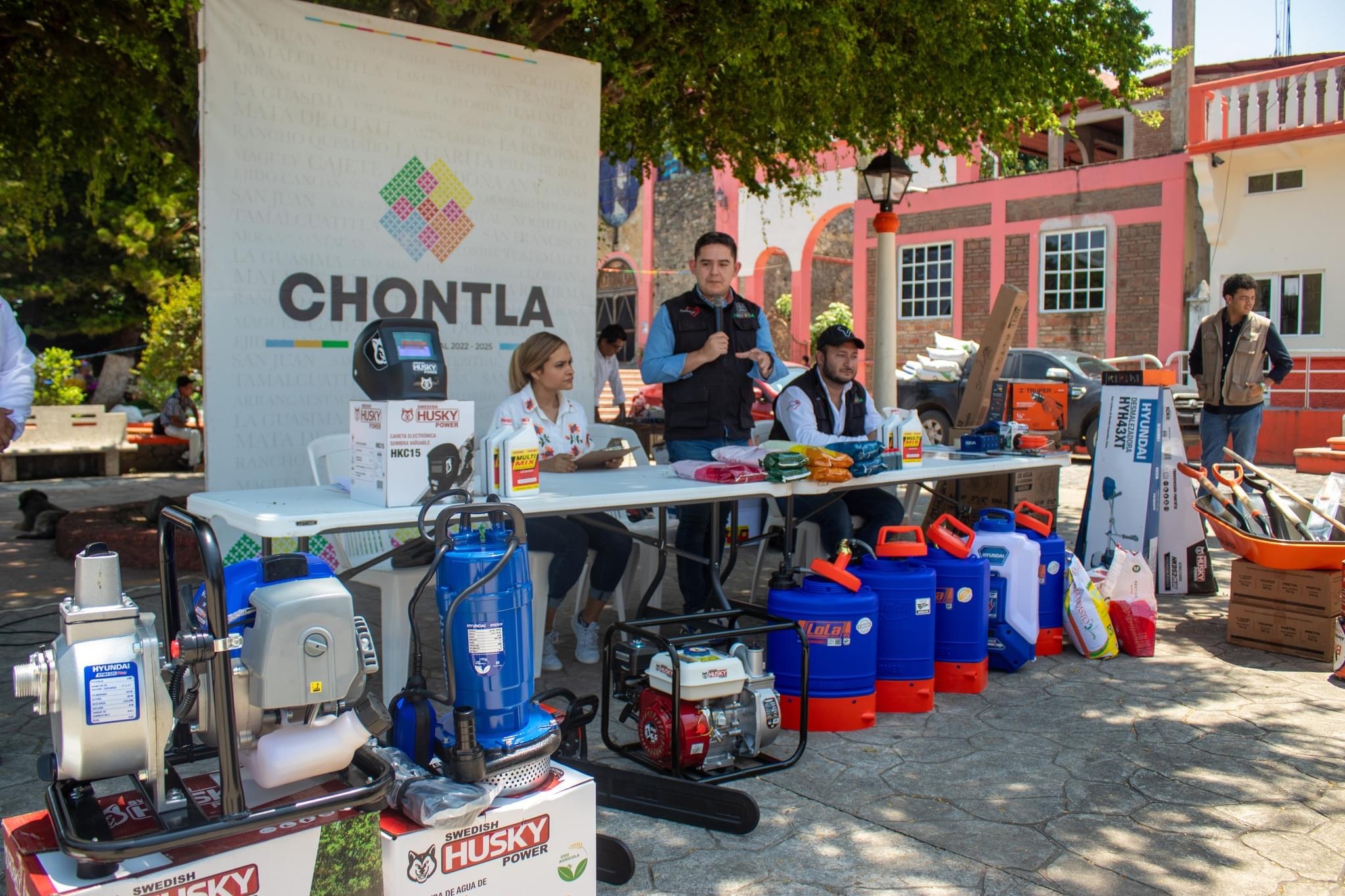 Chontla: Entrega de Tinacos Rotoplas tricapa, bombas y láminas