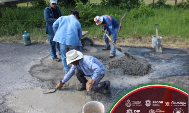 BACHEO EN CARRETERA POR PERSONAL DEL H. AYUNTAMIENTO DE TANTIMA