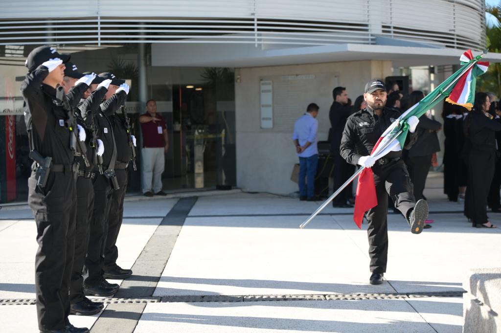 La fiscal general encabeza ceremonia de honores a la bandera