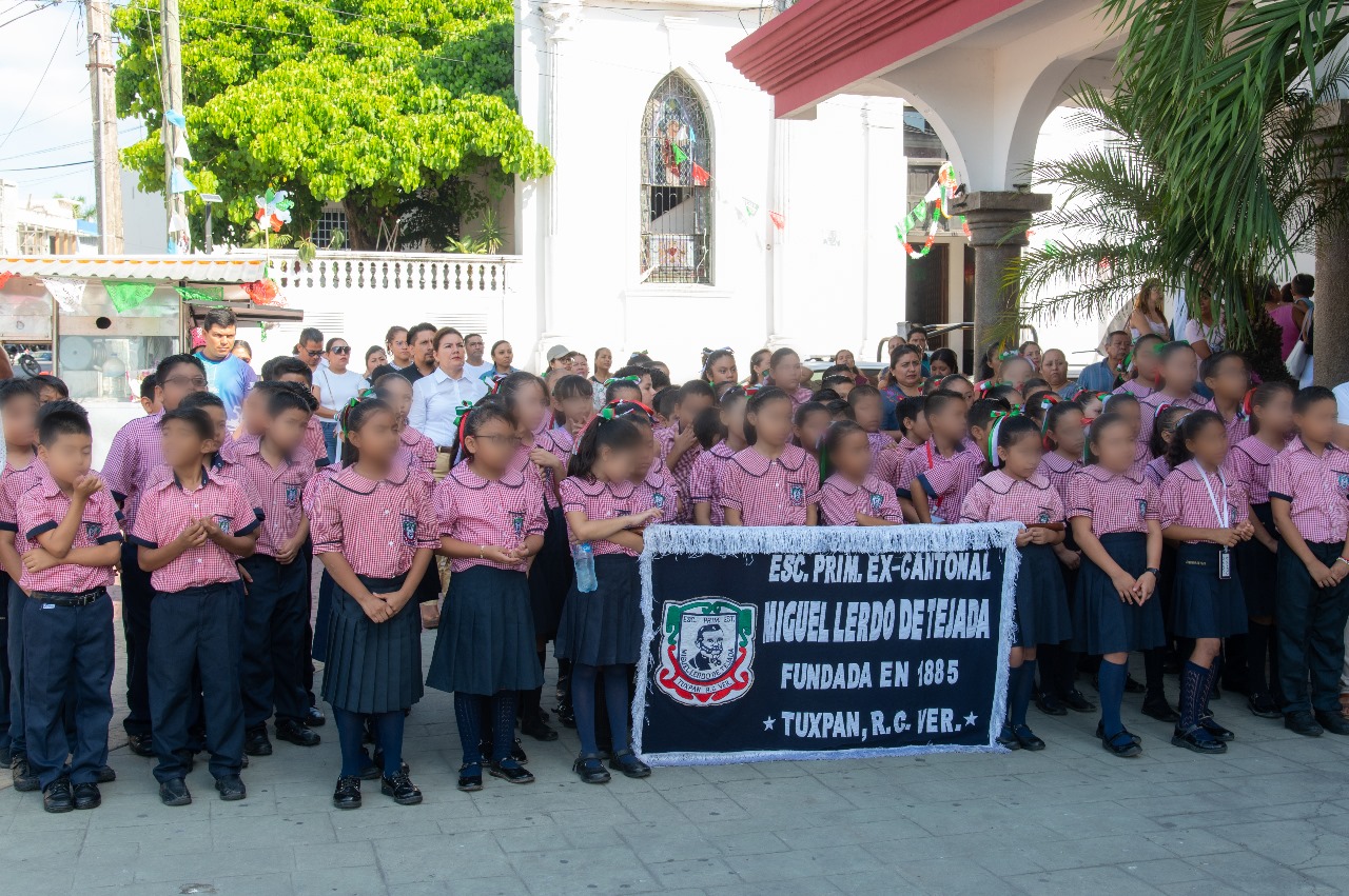 Tuxpan: Autoridades de los 3 niveles de gobierno y el sector educativo participaron en el Lunes Cívico