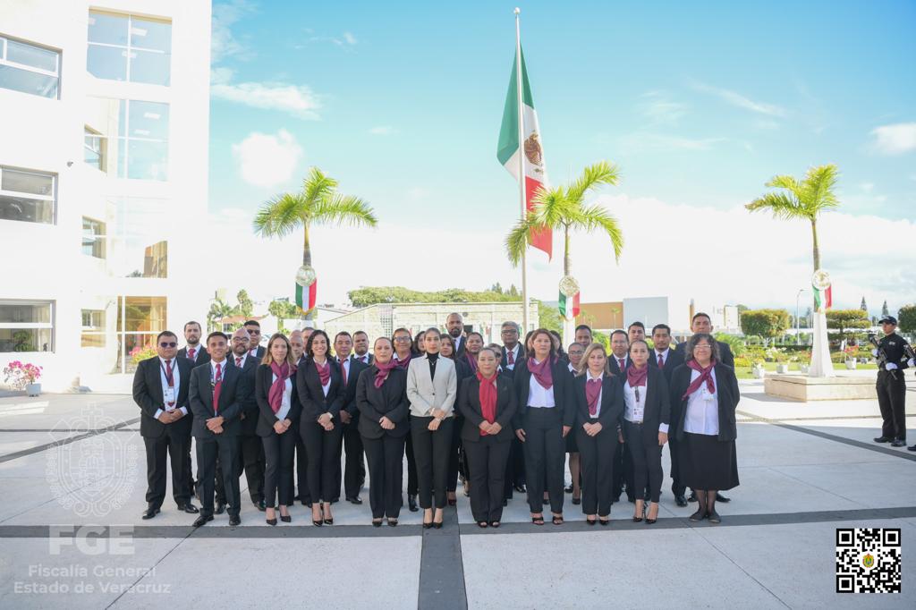 La fiscal general encabeza ceremonia de honores a la bandera