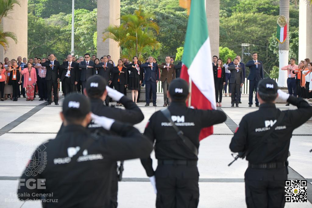 La fiscal general del estado encabeza la ceremonia de honores a la bandera