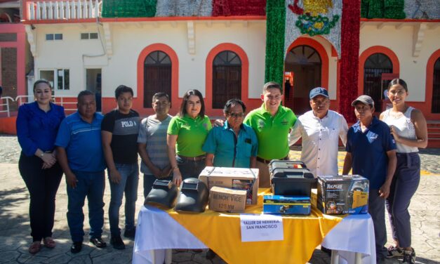 «Empoderamiento Económico en Chontla: Entrega de Equipamientos y Materia Prima a Beneficiarios del Programa Proyectos Productivos»