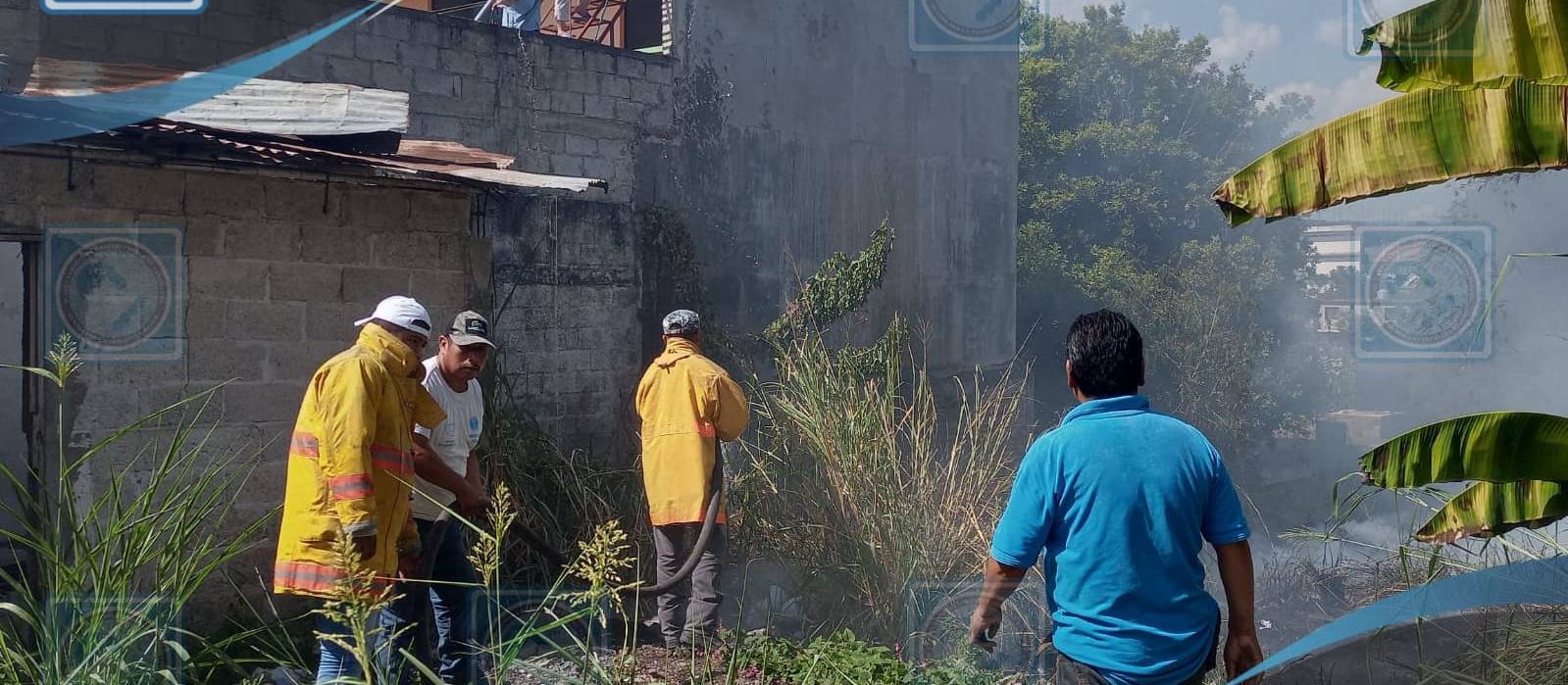 Tantoyuca: Rápida Acción de Protección Civil en Combate a Incendio en la Zona Centro
