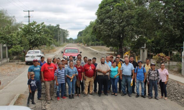 Inicia PEMEX-activo de producción, obra de rehabilitación del camino en palma sola comunidad de Coatzintla