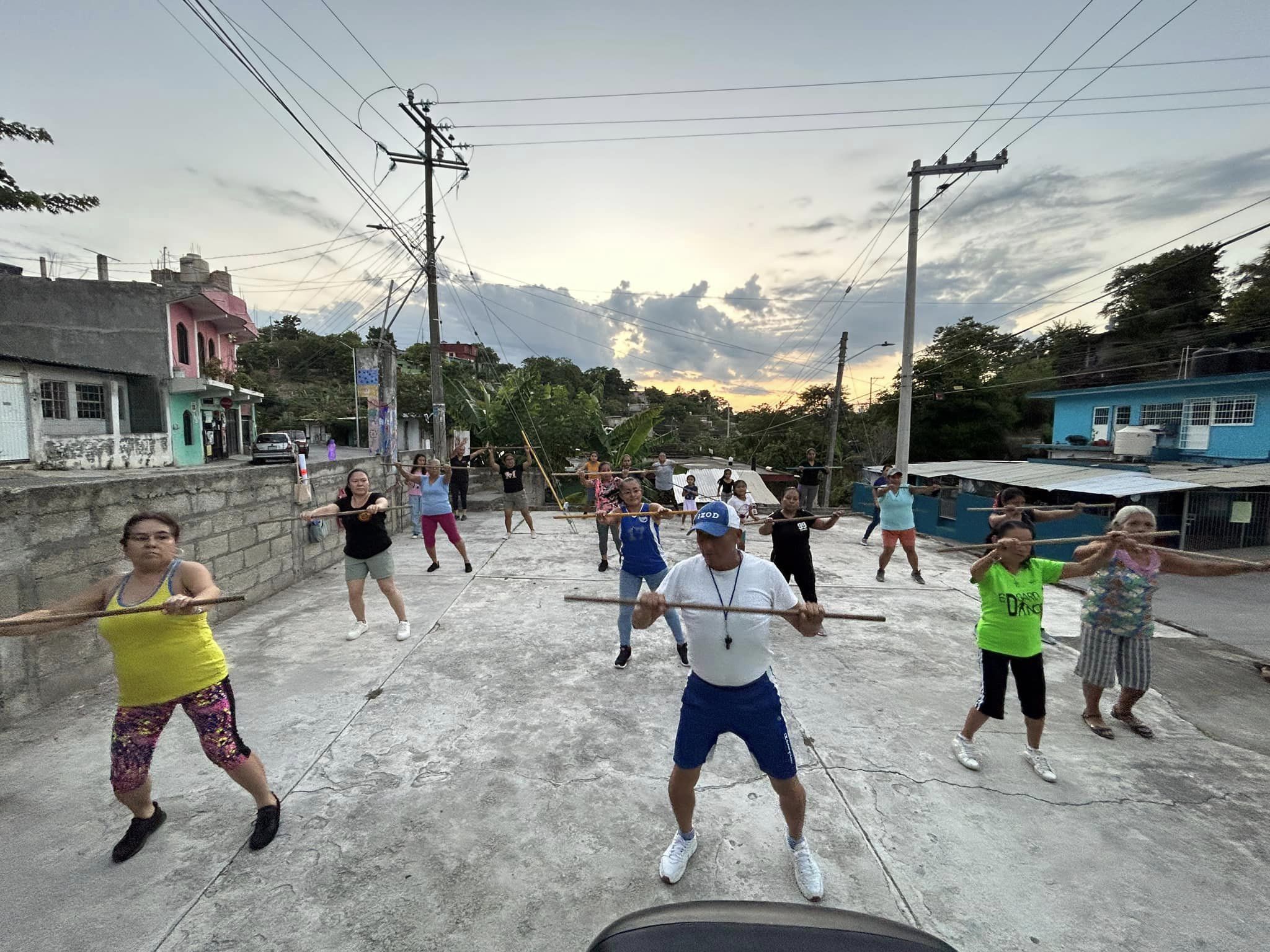 Sesiones de Zumba en la Colonia Miguel Hidalgo de Papantla Promueven la Salud y la Diversión