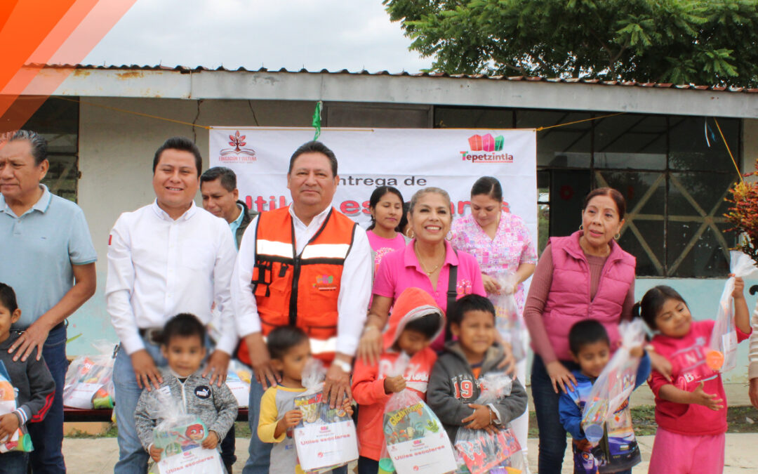 Tepetzintla: «Entrega de Útiles Escolares en el Preescolar Guadalupe Victoria de El Humo»