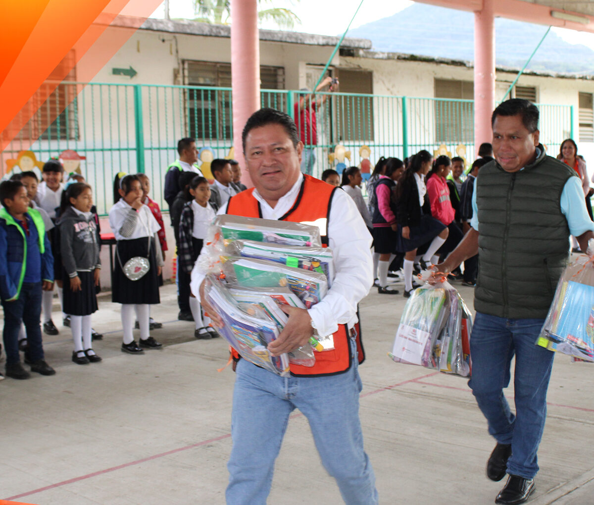 Tepetzintla: Inicio del Programa de Entrega de Útiles Escolares en la Escuela Primaria Miguel Hidalgo y Costilla en la Loc. El Humo