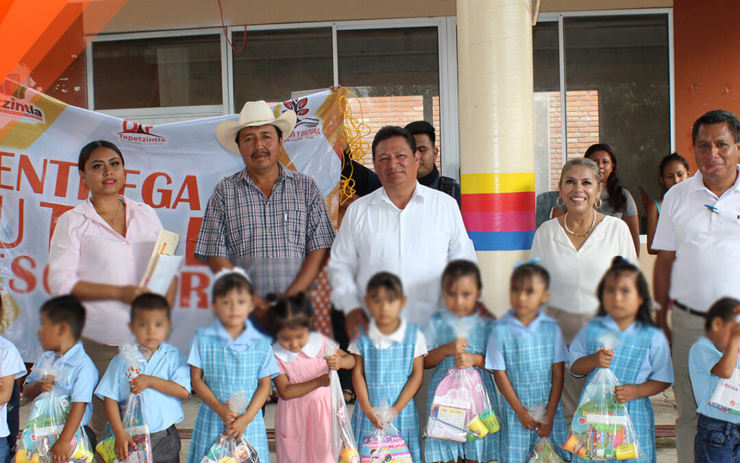 «Entrega de Útiles Escolares en el Preescolar Benito Juárez: Compromiso Educativo en Tepetzintla»