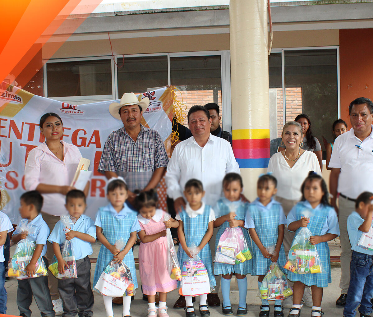 «Entrega de Útiles Escolares en el Preescolar Benito Juárez: Compromiso Educativo en Tepetzintla»