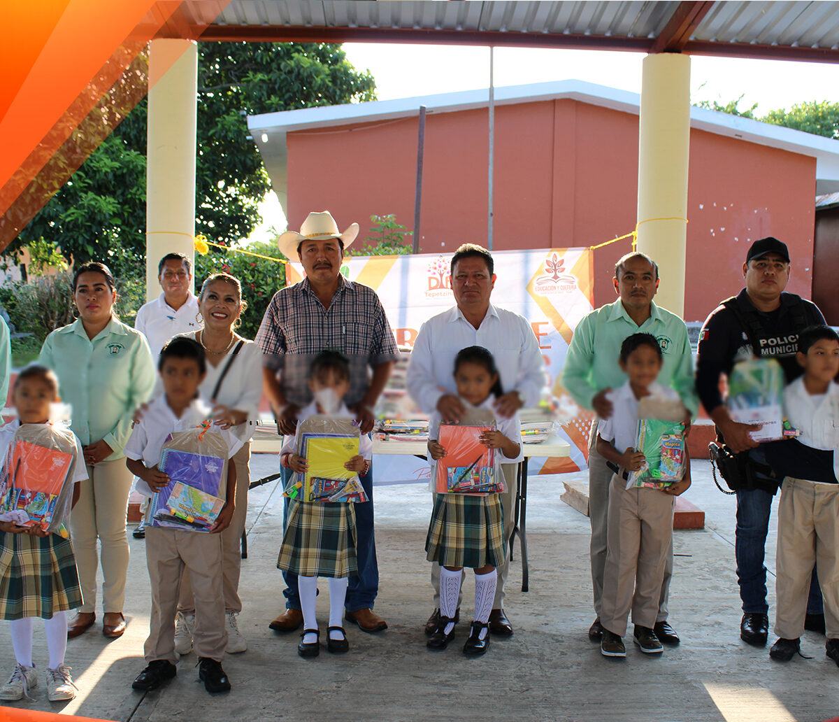 Tepetzintla: «Entrega de Útiles Escolares en la Primaria Profr. Fidencio Bermúdez Contreras de La Guásima»