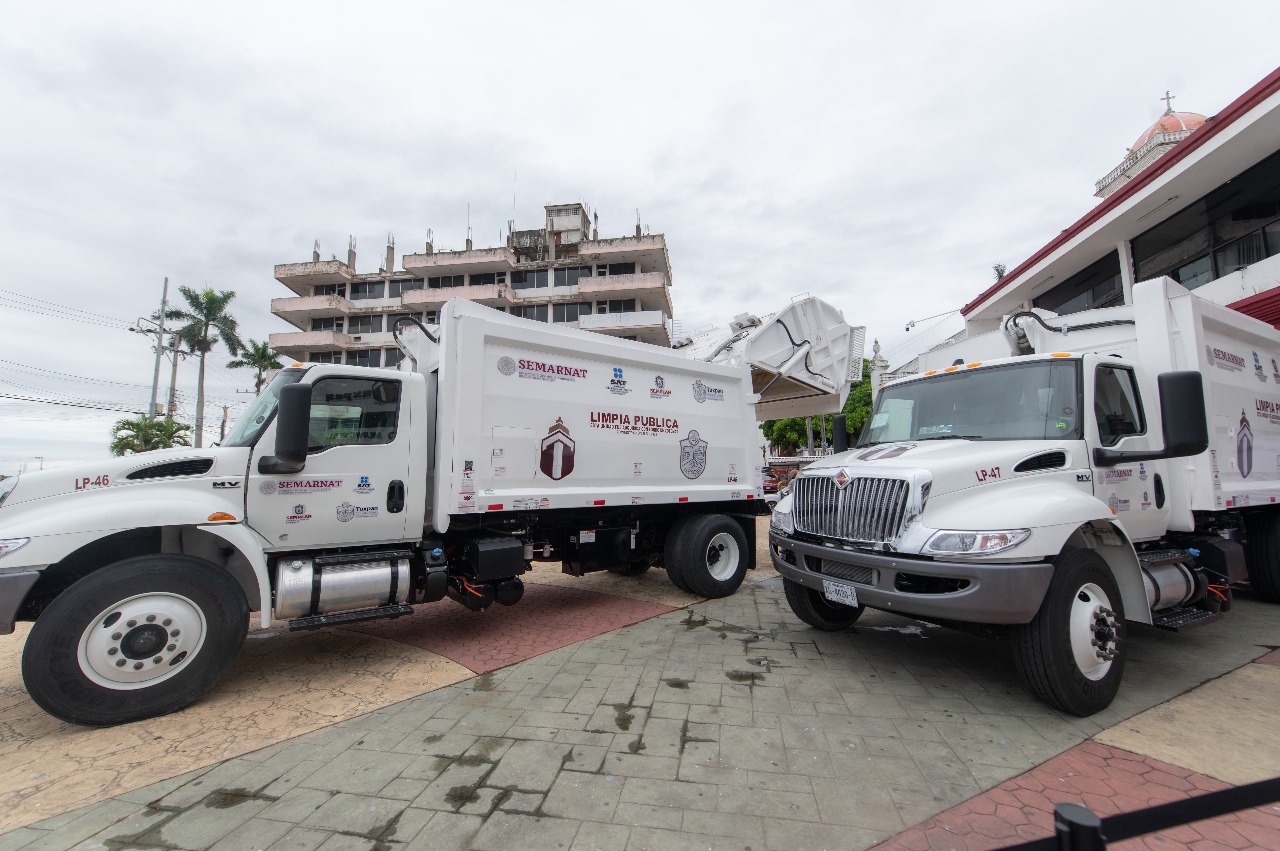 Gobierno de Tuxpan pone en servicio 2 nuevos camiones compactadores de basura