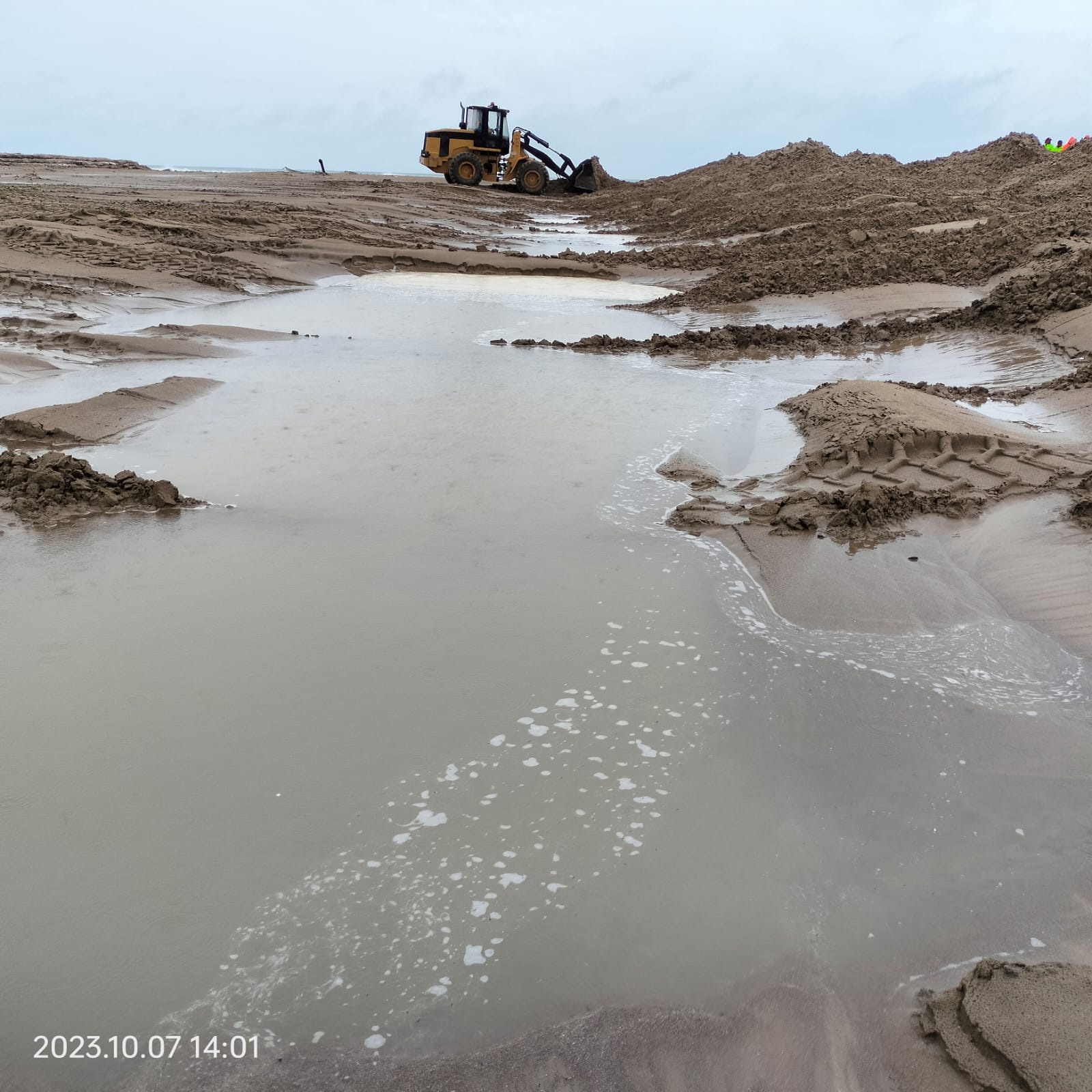 Tuxpan: Con unión y suma de esfuerzos se logró hacer un canal que evitó que Barra Galindo se inundara