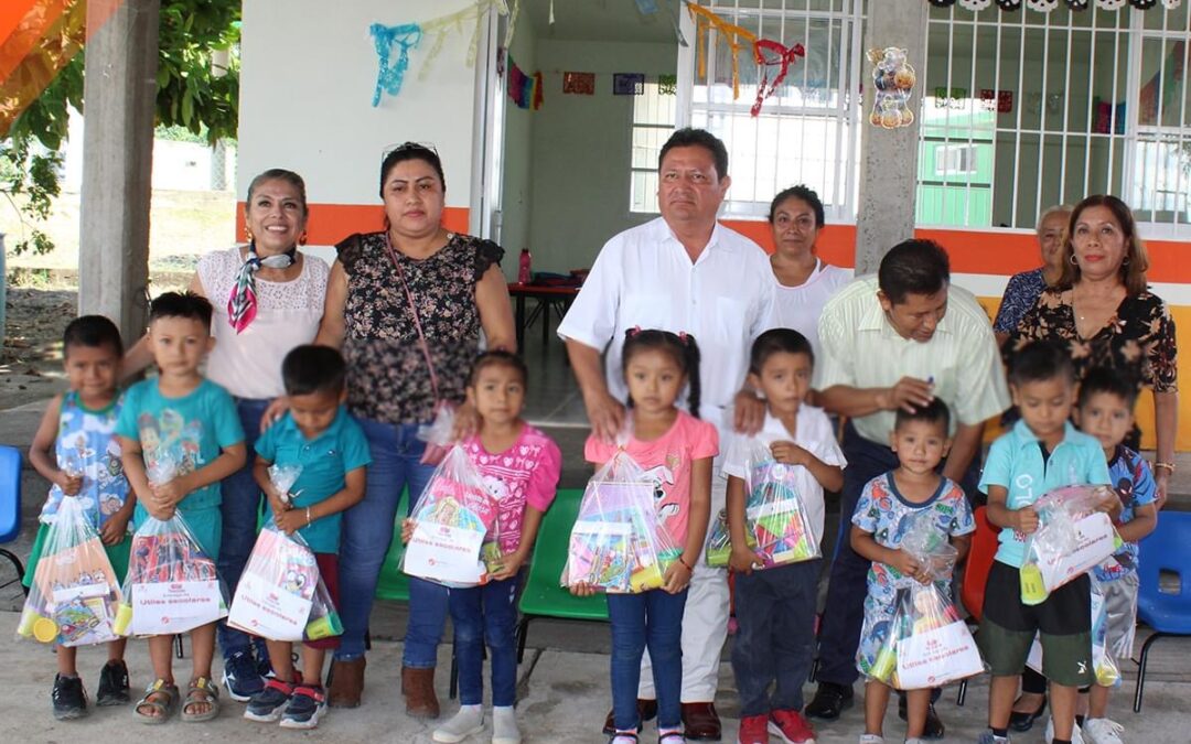 Tepetzintla: Entrega de Útiles Escolares en Preescolar Niños Héroes de Moyutla