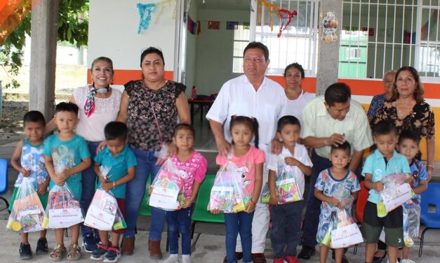 Tepetzintla: Entrega de Útiles Escolares en Preescolar Niños Héroes de Moyutla