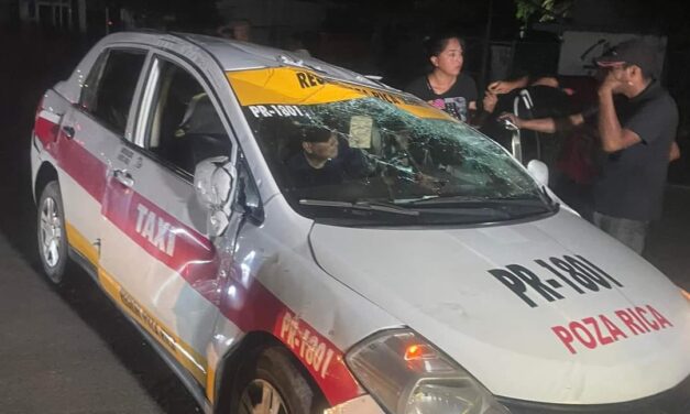 Noche de emergencia en Poza Rica: Taxi queda con las llantas arriba tras impacto en la carretera