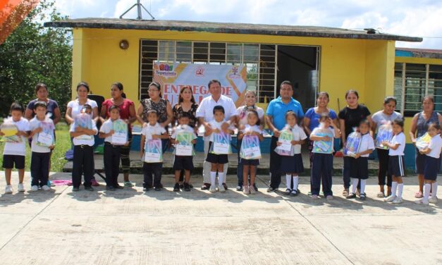 TEPETZINTLA: ENTREGA DE ÚTILES EN ESCUELA PRIMARIA EMILIANO ZAPATA DE LA COMUNIDAD DE MOYUTLA