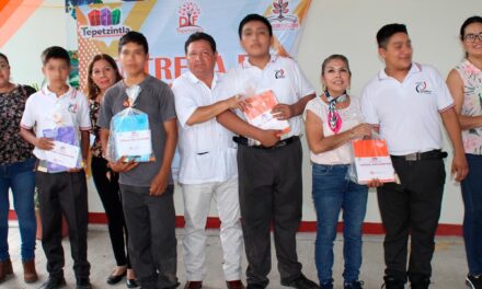ENTREGA DE ÚTILES EN ESCUELA TELEBACHILLERATO DE LA LOCALIDAD DE MOYUTLA