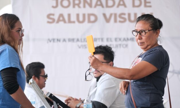 Familias tuxpeñas siguen siendo beneficiadas con las Jornadas de Salud Visual, en planta baja de presidencia municipal