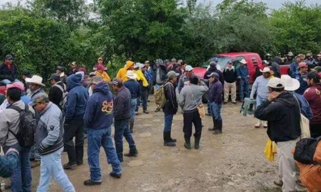 Por incumplimiento, bloquean el paso para trabajadores de PEMEX en Chicontepec