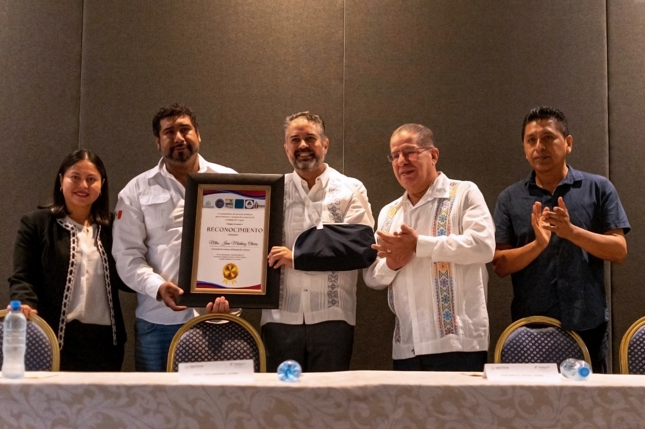 Cámaras empresariales, prestadores de servicios y el gobierno de Tuxpan entregaron reconocimiento al secretario de Turismo y Cultura del Estado de Veracruz