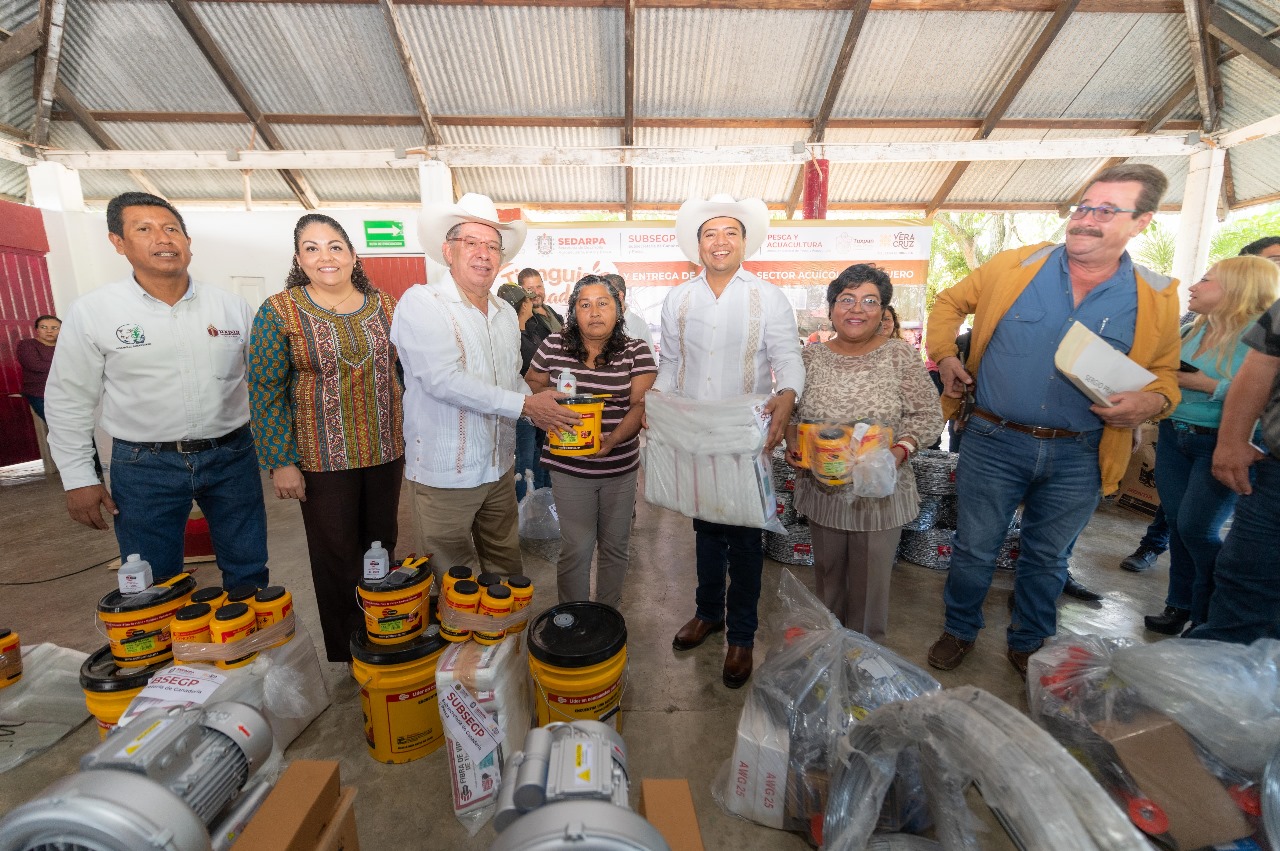 En Tuxpan se entregaron apoyos sin precedentes para el sector ganadero, pesquero y acuícola de 13 municipios de la región