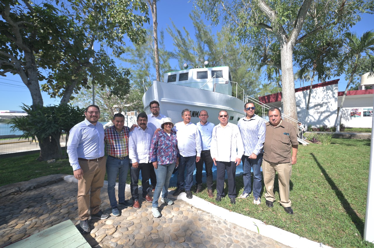 Senadores, diputados y alcaldes del estado de México, junto a una delegación de cubanos, visitaron el Museo de la Hermandad México-Cuba y conocieron la escultura del Yate Granma