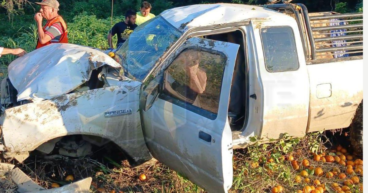 Falla mecánica provoca aparatosa volcadura en la carretera Álamo-Castillo