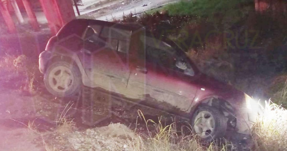 Automóvil sale de la carretera en la Álamo-Tihuatlán