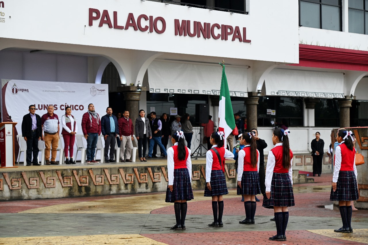 En el Lunes Cívico se conmemoró el Día Internacional de la Educación