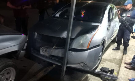 Chofer imprudente choca contra señalamiento y un poste en Naranjos