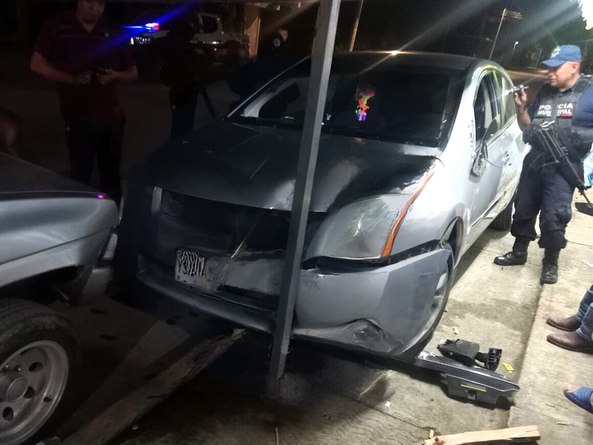 Chofer imprudente choca contra señalamiento y un poste en Naranjos