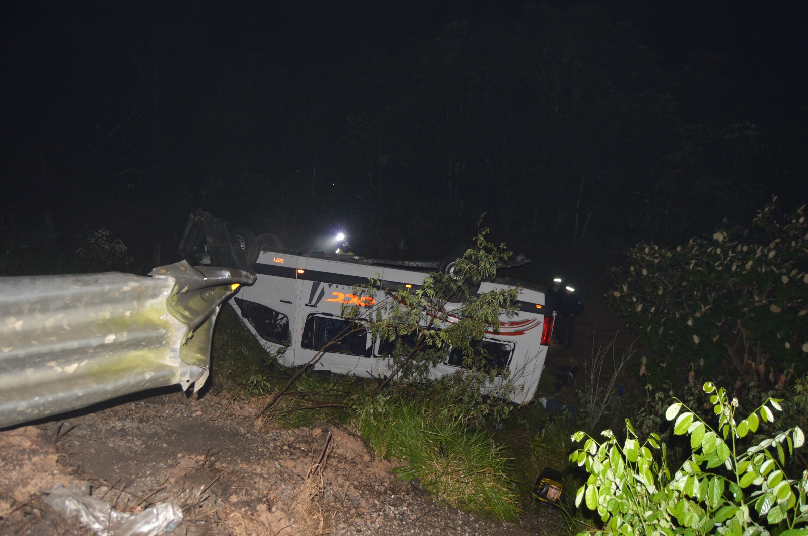 Tragedia en Las Choapas: Dos muertos y 13 lesionados en volcadura de una VAN