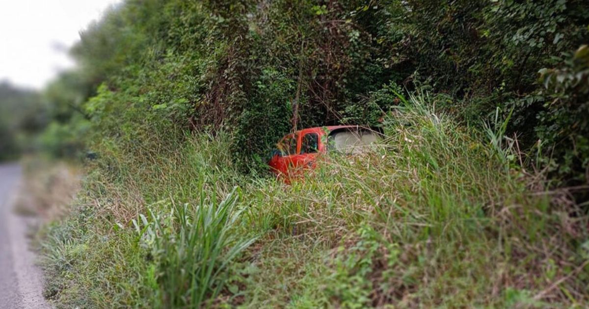Mujer se queda «dormida» al volante y sale de la carretera Papantla- Poza Rica