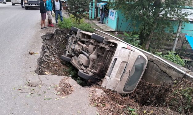 Camioneta cae a un socavón en la carretera El Chote-Espinal