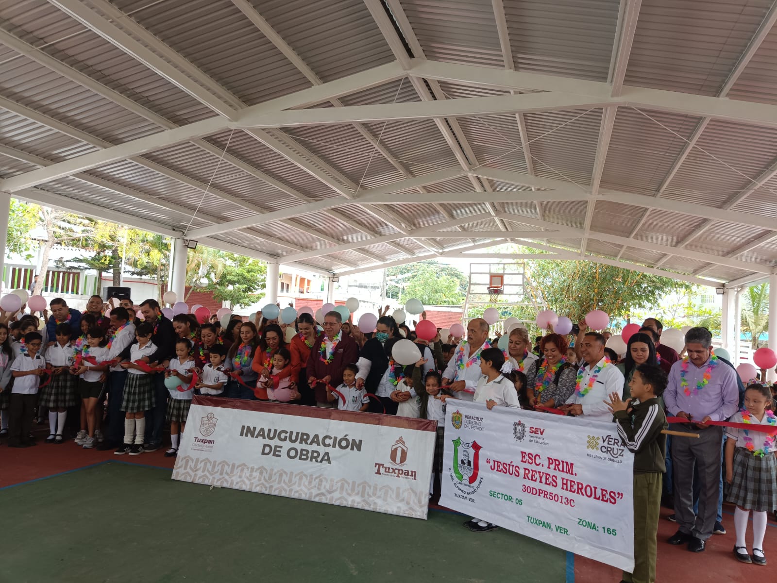 El H. Ayuntamiento de Tuxpan inauguró más techados en escuelas primarias y un aula en el CONALEP